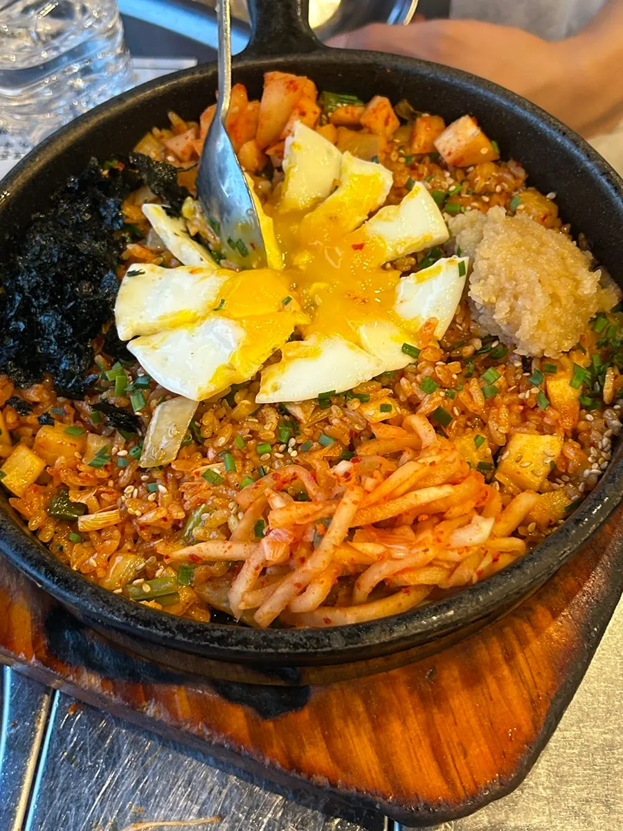 拌開前的蘿蔔泡菜炒飯特寫