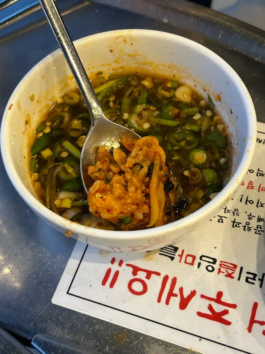 拌好的蘿蔔泡菜炒飯一匙