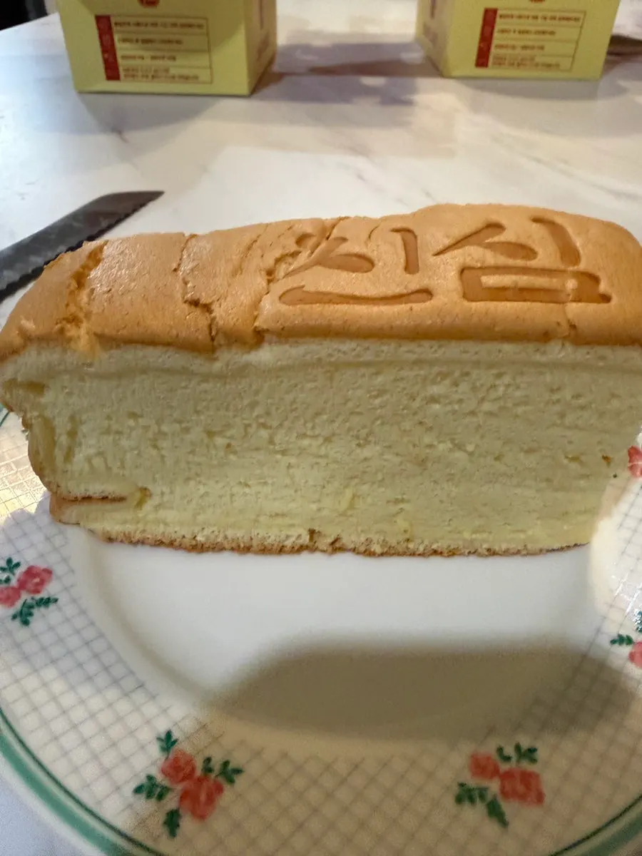 한 조각씩 잘라 담은 폭신한 카스테라