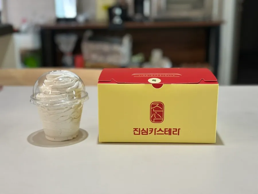 Packed box of mugwort castella and earl grey whipped cream