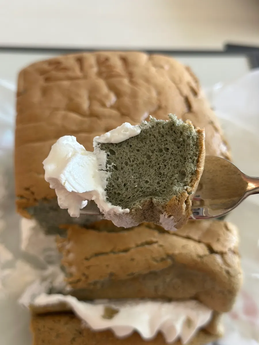 Eating a piece of mugwort castella with a fork