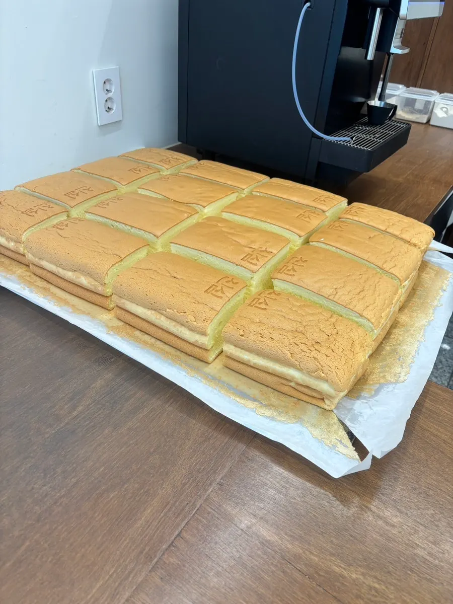 갓 나온 카스테라가 진열된 모습