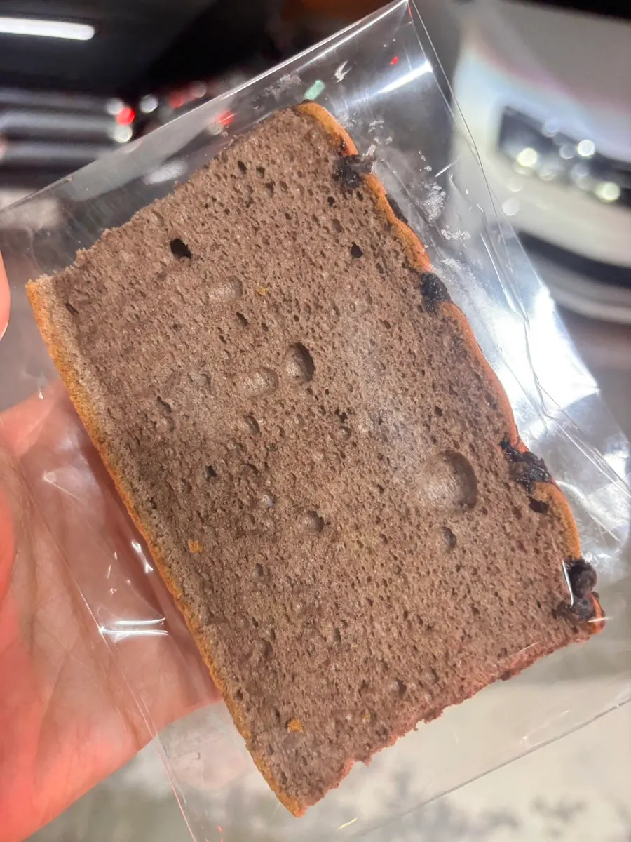 초코칩이 가득 올라간 초코카스테라 조각