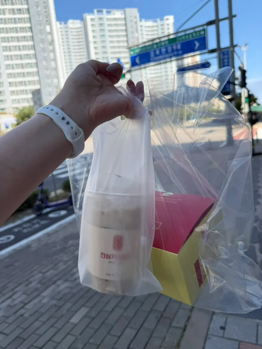 포장한 초코 생크림 카스테라와 아이스 바닐라빈라떼