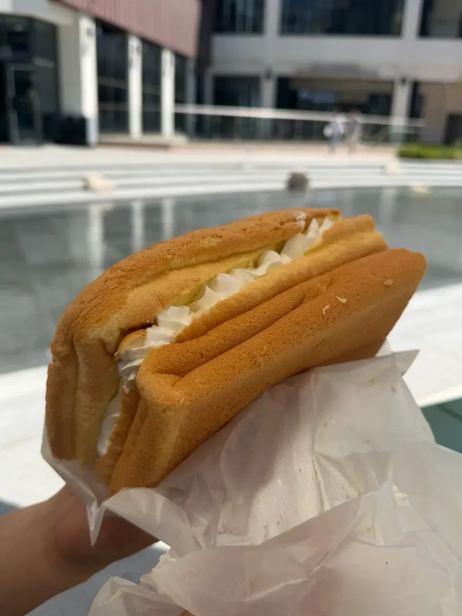 Whipped cream castella opened up in a picnic mood