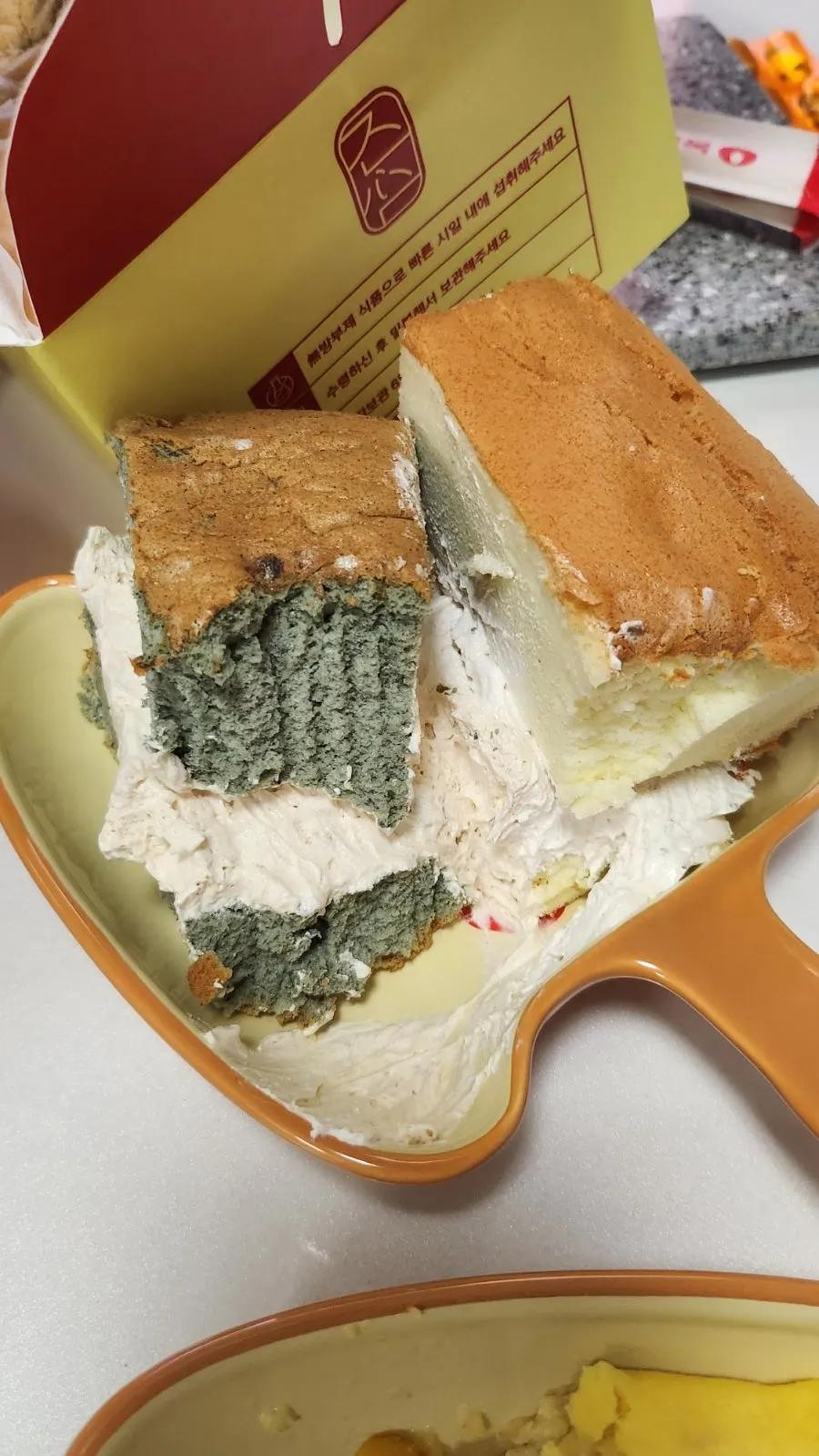 Mugwort castella and basic castella slices side by side for comparison