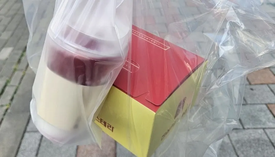 카스테라와 함께 주문한 생딸기라떼