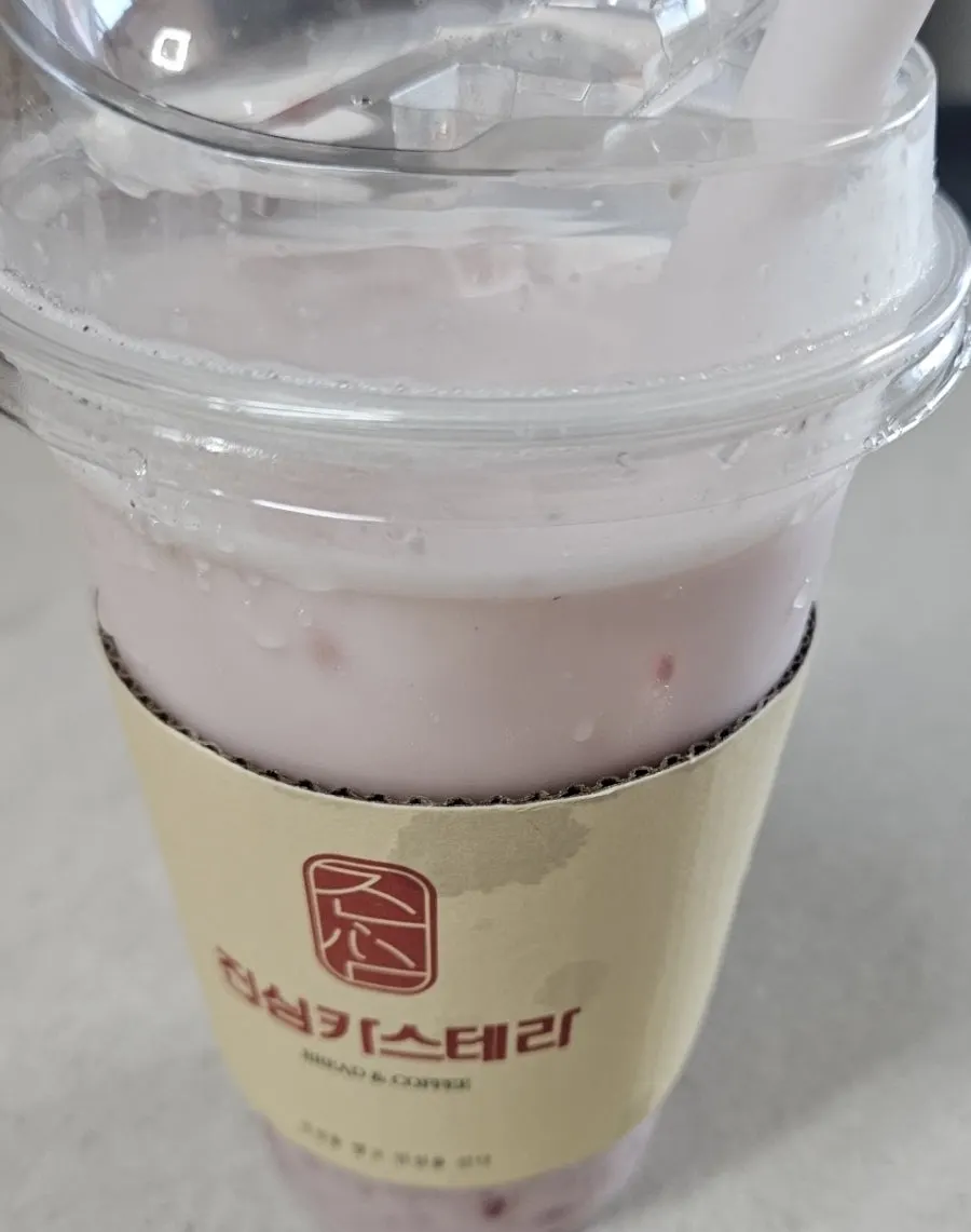 생딸기라떼 한 잔