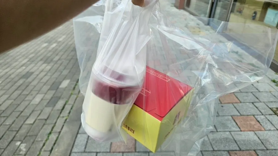 카스테라와 생딸기라떼로 차린 디저트 시간