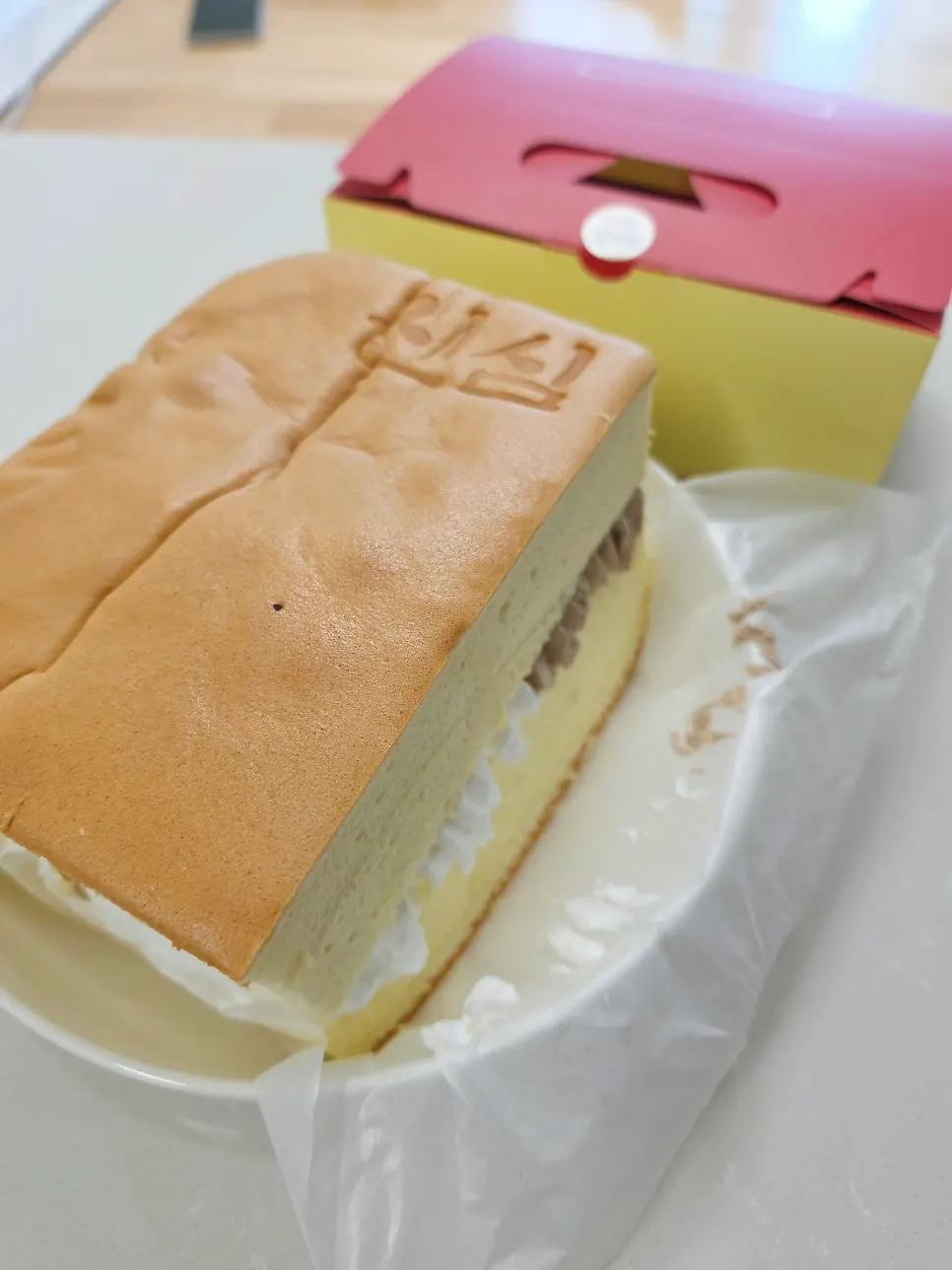 Half whipped cream, half chocolate castella
