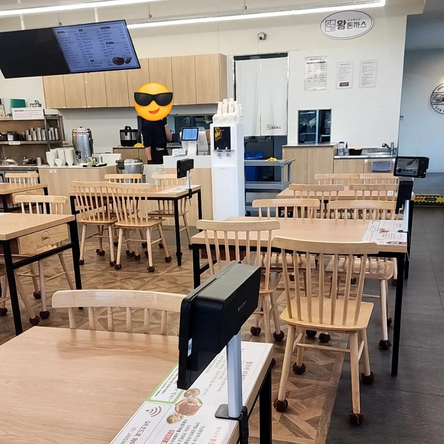 매장 좌석과 1인석 공간