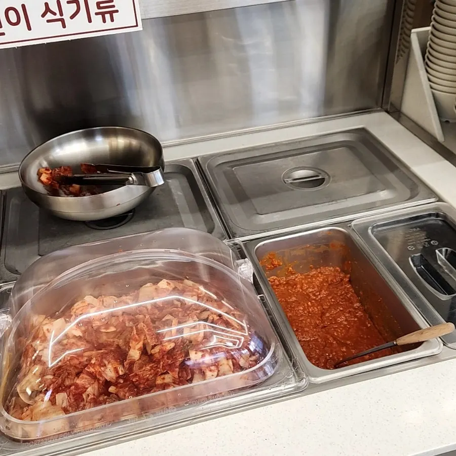 맑은 국과 김치, 단무지를 담아온 쟁반