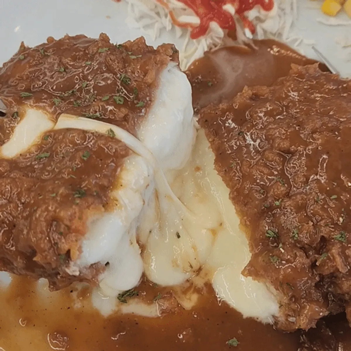 반으로 잘라 치즈가 흘러내리는 치즈 폭포 돈까스