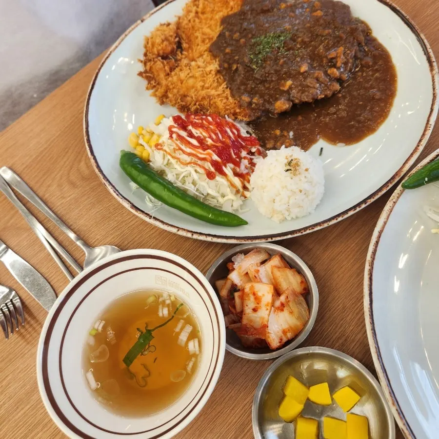 갈색빛 카레가 올라간 진심 카레 왕 돈까스