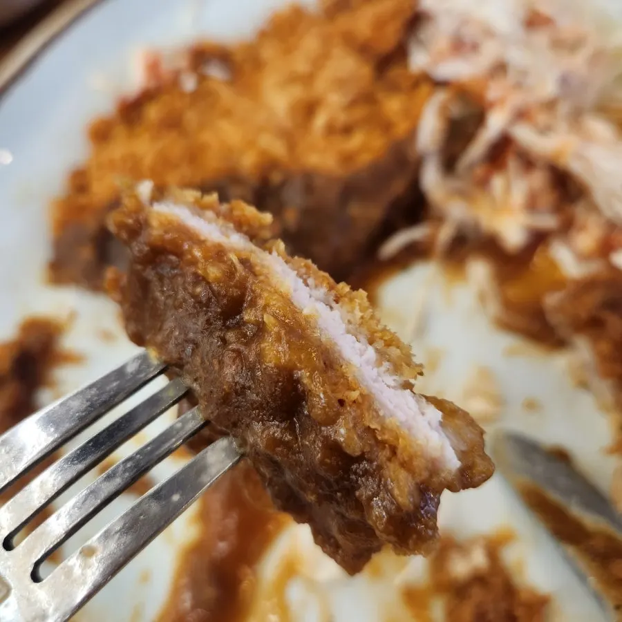 한 조각 집어 든 카레 왕 돈까스