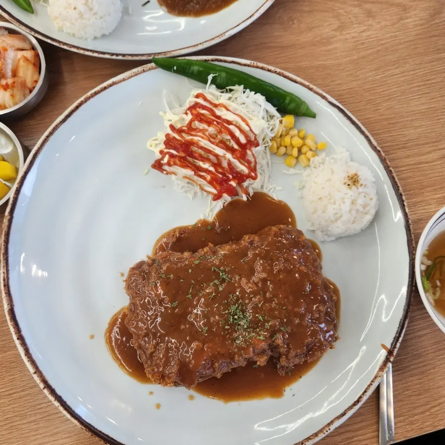 돈까스와 함께 나온 아삭한 고추