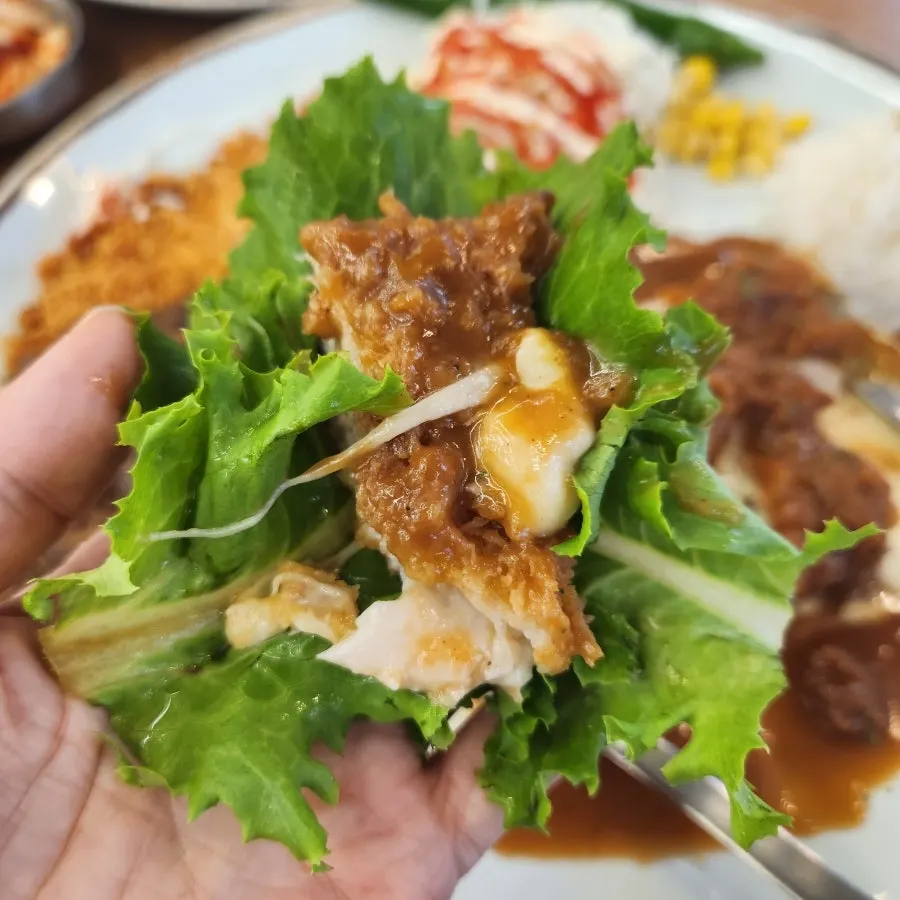 셀프바에서 가져온 상추와 돈까스 쌈