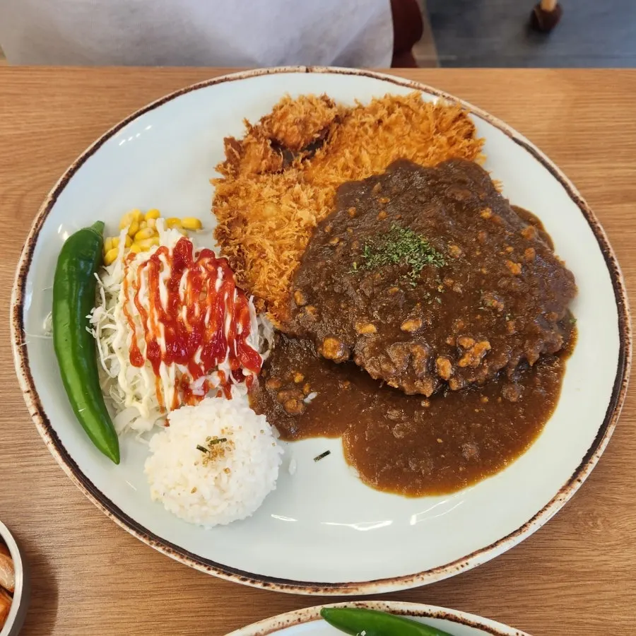 진심왕돈까스 매장 벽면 메뉴 안내