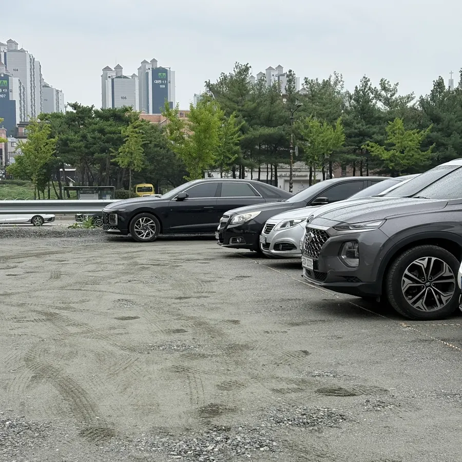 View around the public parking lot next to the restaurant