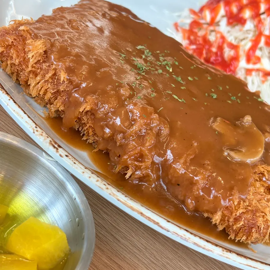 A plate of the plump cheese waterfall donkatsu