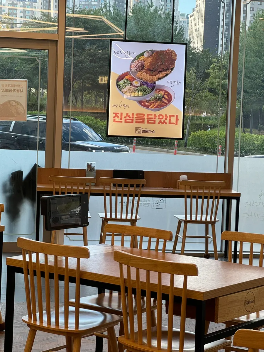 벽면에 배치된 메뉴판과 브랜드 스토리