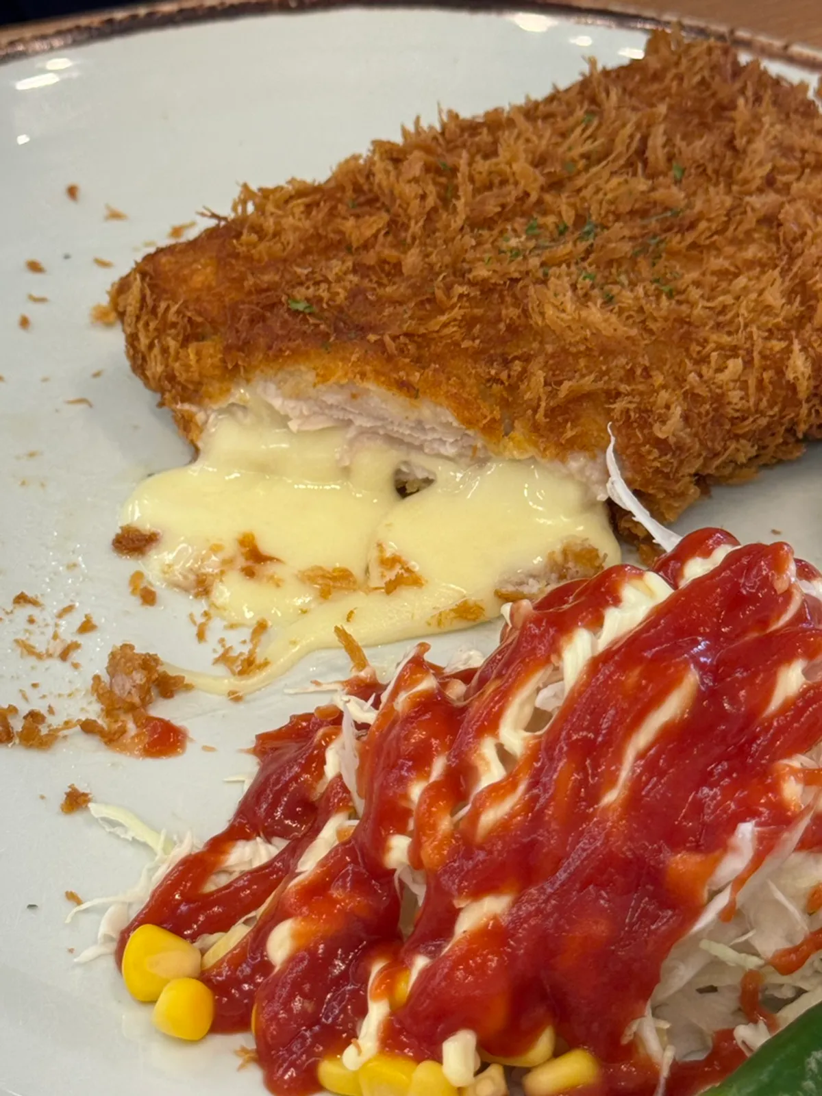 치즈 폭포 돈까스 단면과 녹은 치즈