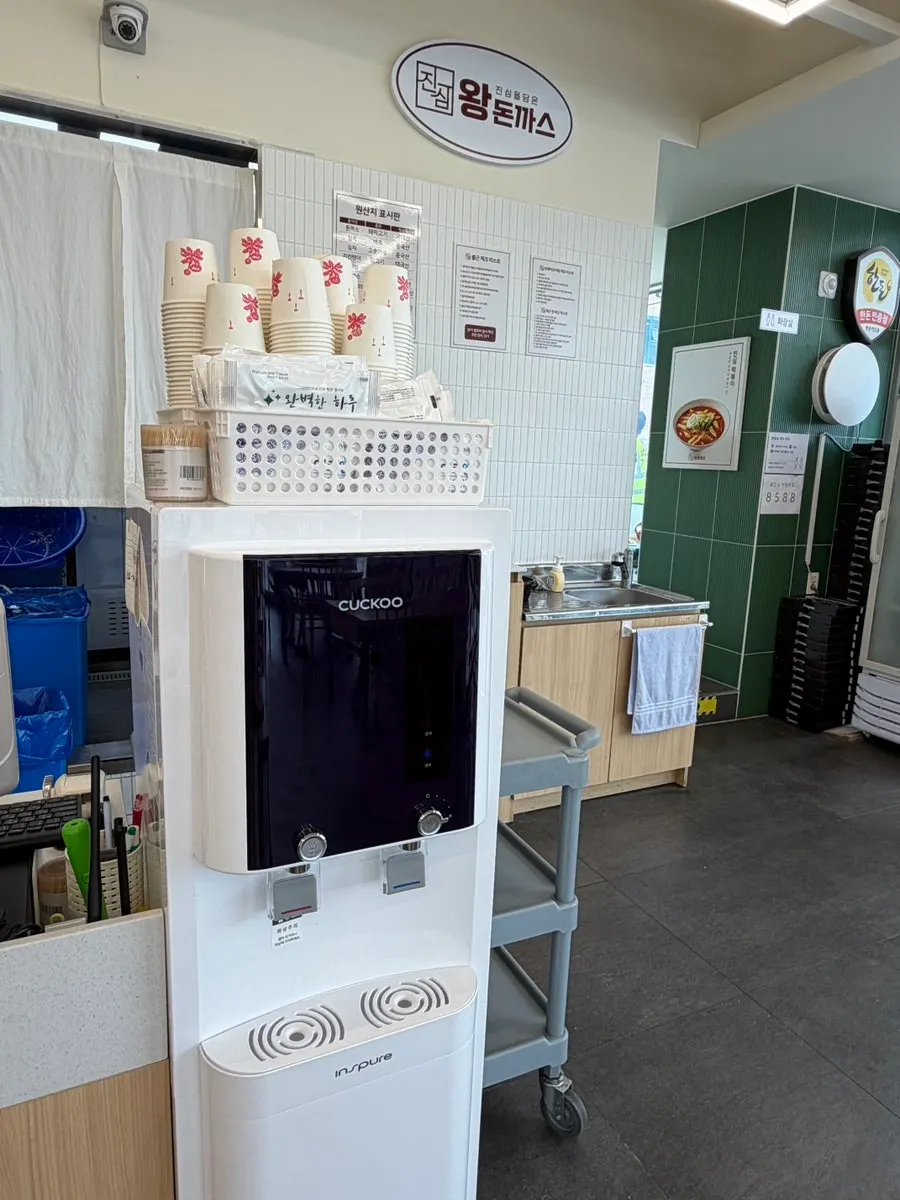 Water dispenser for udon broth and water