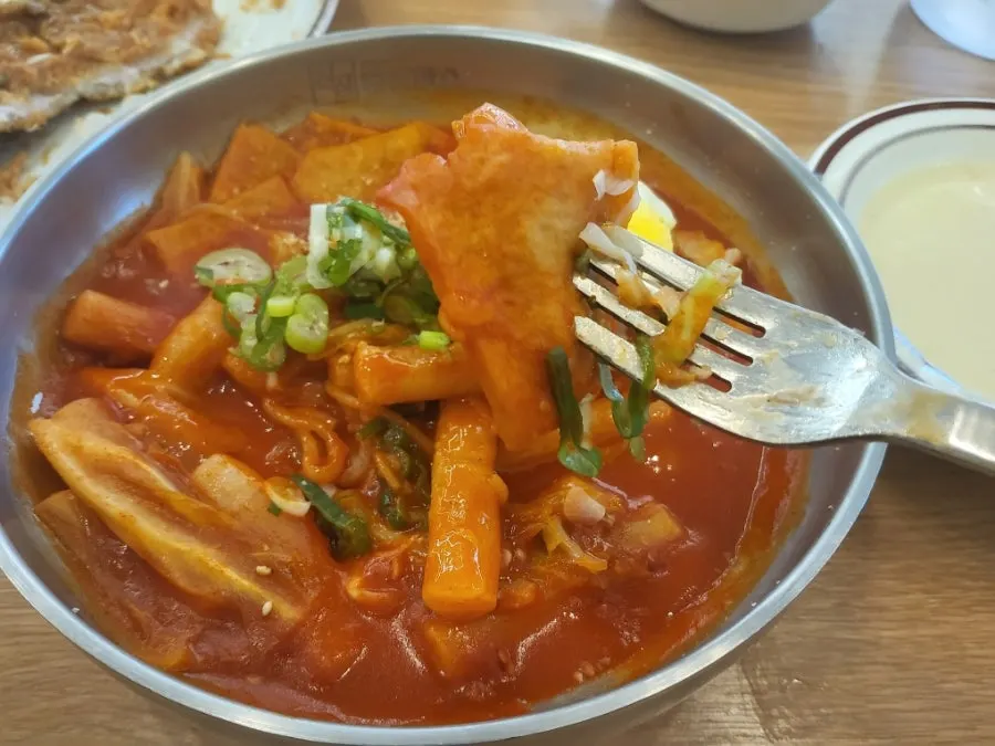 Plate with both cutlet and jjolmyeon together