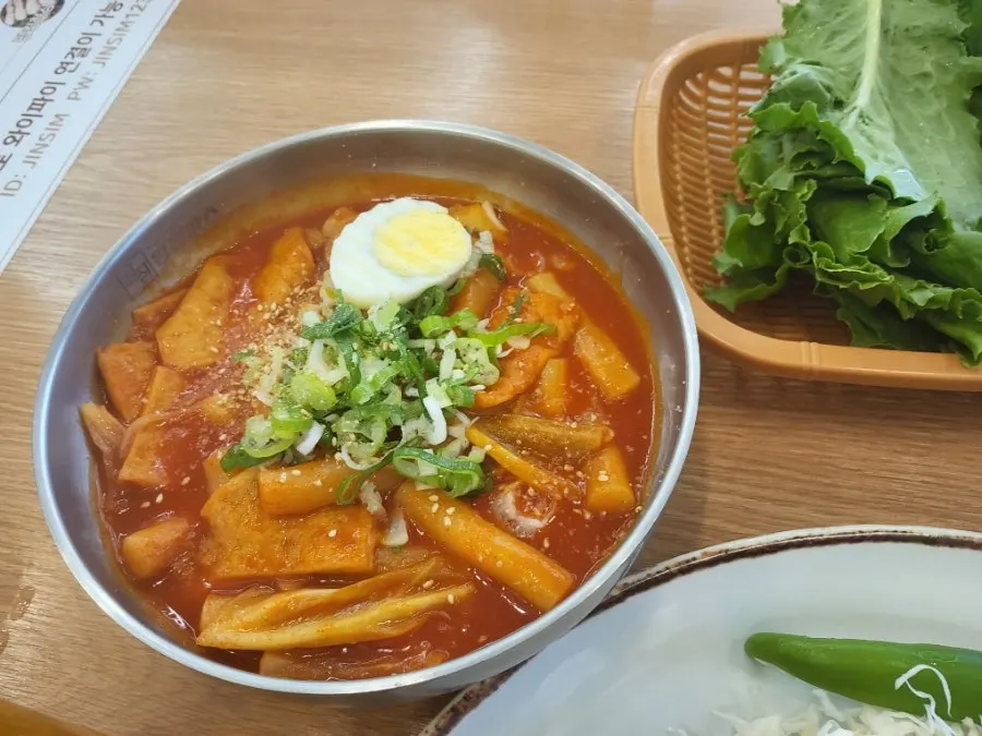 Plate of wang donkatsu with side dishes