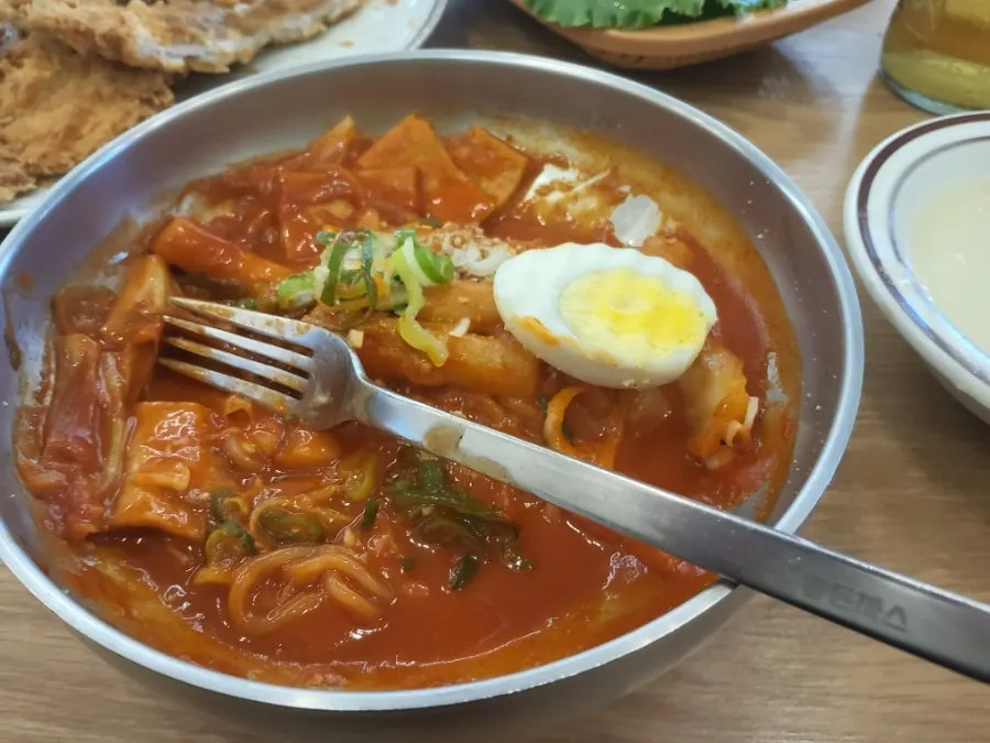 Alternating bites of jjolmyeon and cutlet