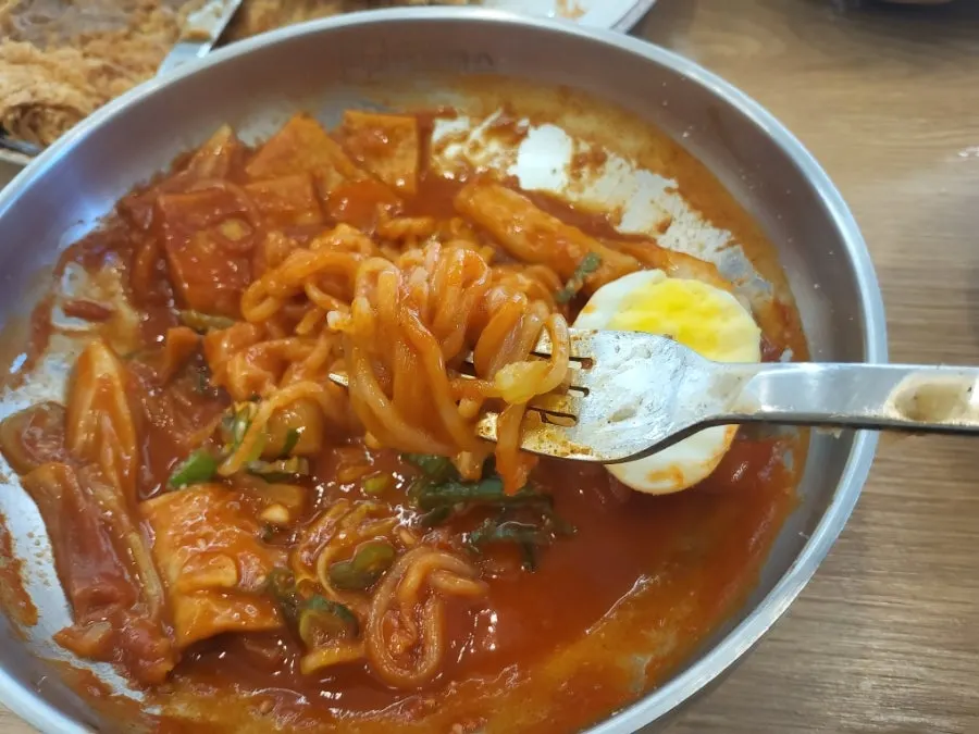 Remaining cutlet and jjolmyeon on the plate