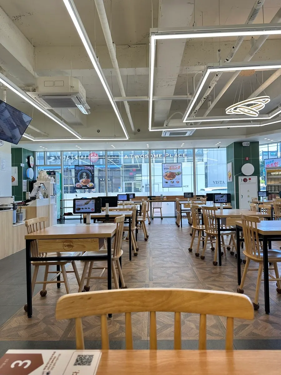 Interior suitable for both solo diners and groups