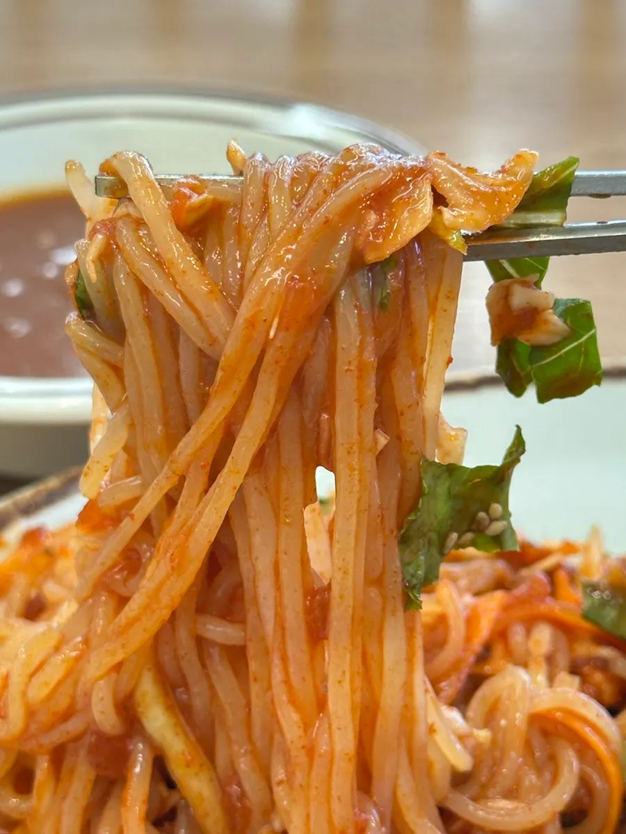 Picking up a bite of jjolmyeon