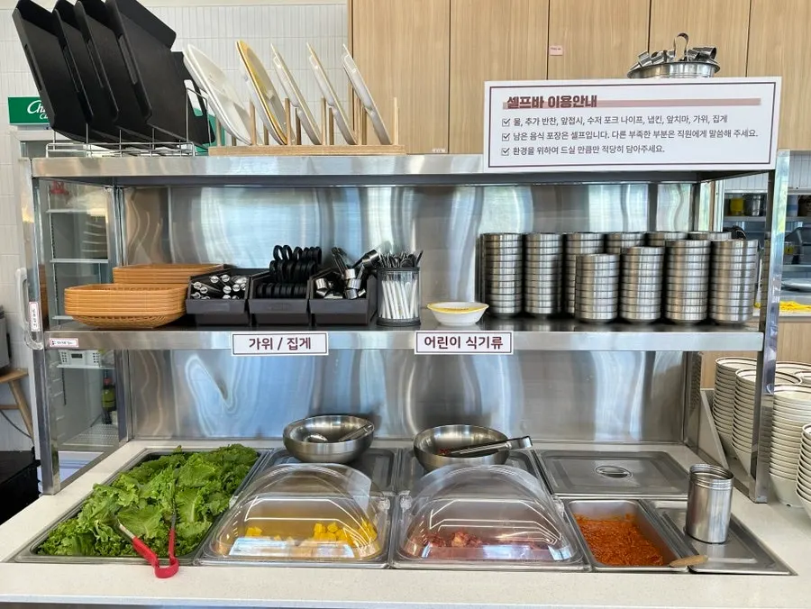 A bite of lettuce wrap with jjolmyeon added in