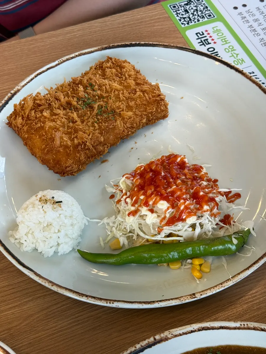 Pork cutlet and curry rice bowl served with soda