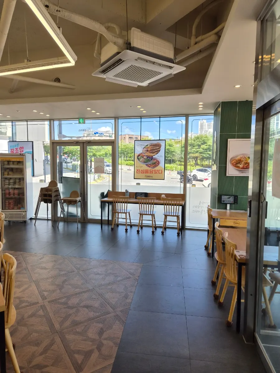 Cảnh chọn món tại Jinsim Wang Donkatsu