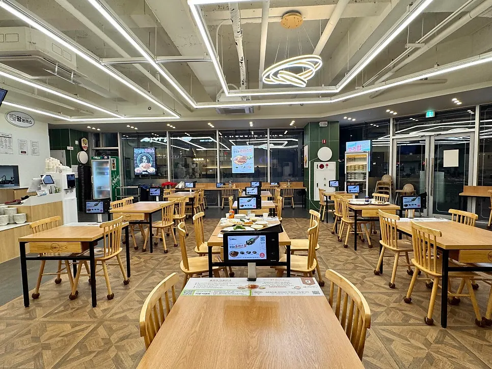 Wide interior of the restaurant suitable for group meals