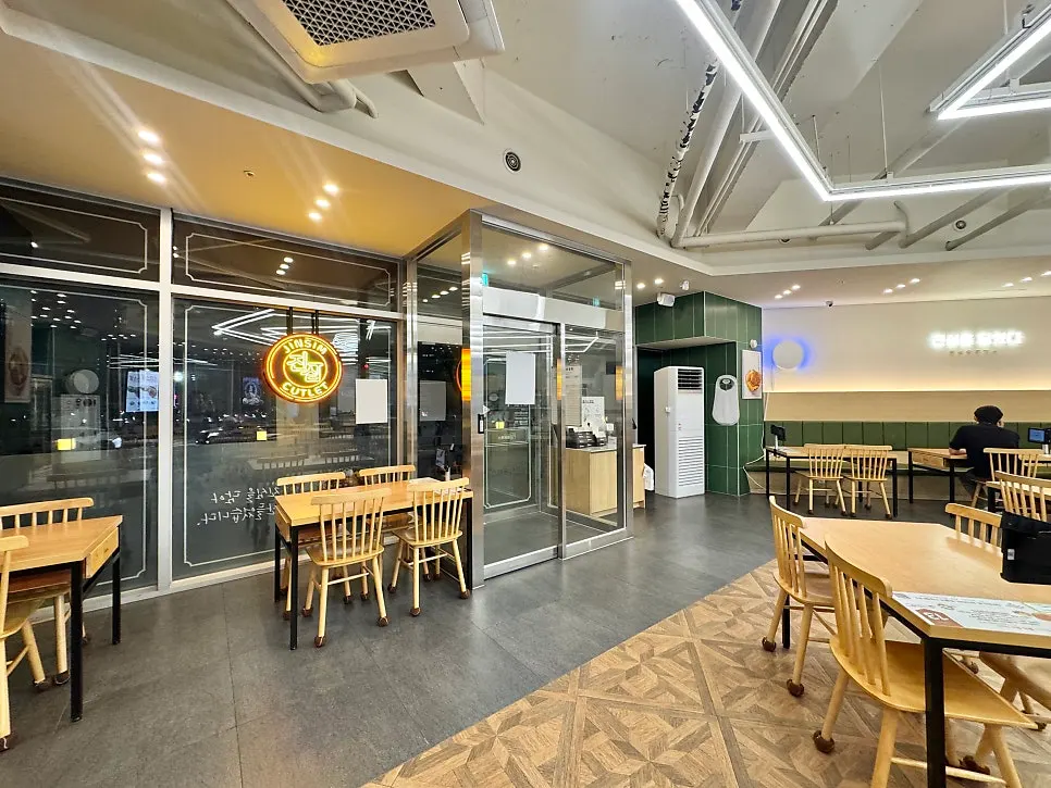 Seating layout at Jinsim Wang Donkatsu Cheonan Buldang