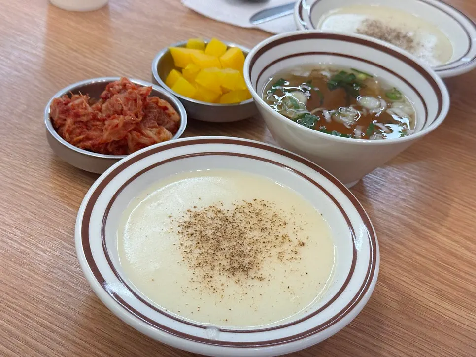 A bowl of refillable old-school cream soup