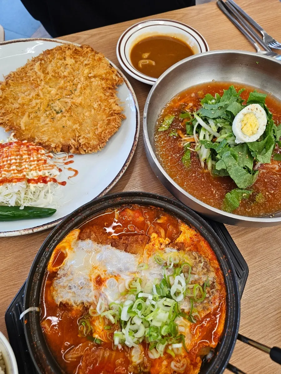 셋이서 주문한 왕돈까스와 냉쫄면 한 상
