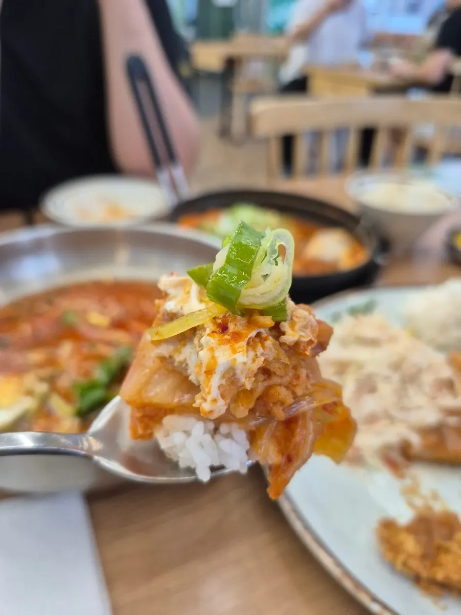 김치나베 위에 올려진 돈까스