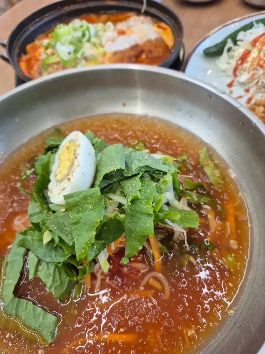 새콤달콤한 냉쫄면 한 그릇