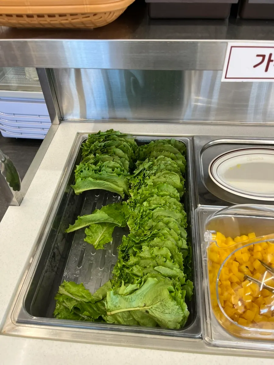 Kids' tableware at the self-serve bar