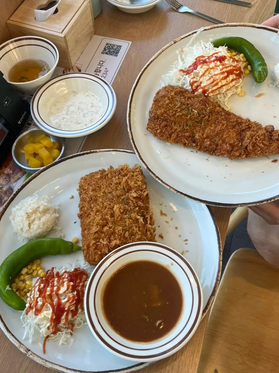 A full spread at Jinsim Wang Donkatsu with sauce served on the side