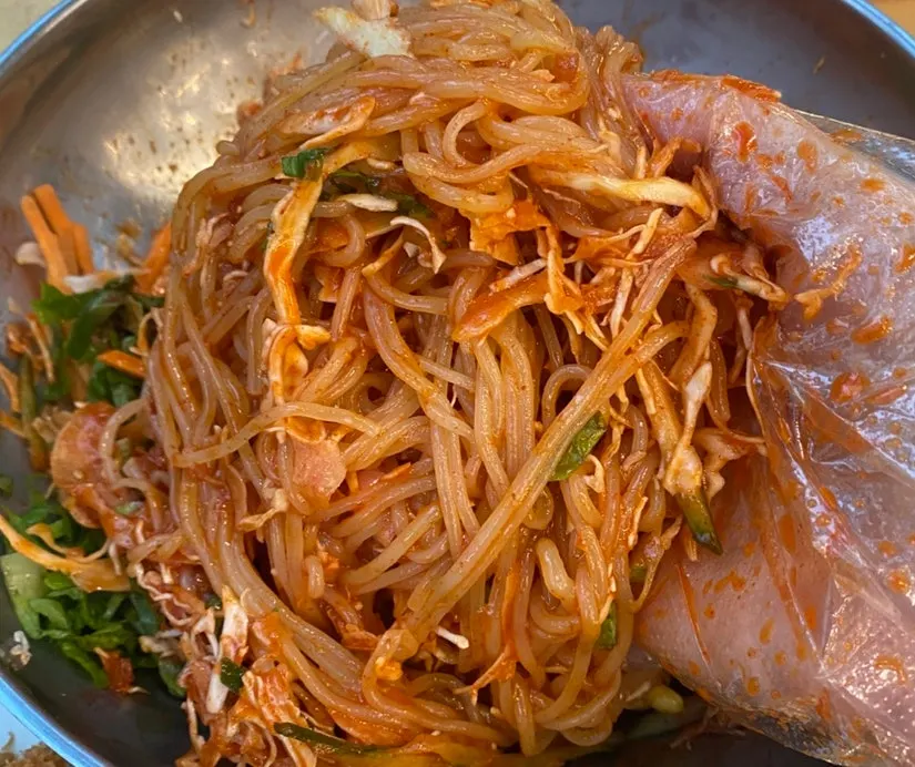 Jjolmyeon mixed with sauce and vegetables