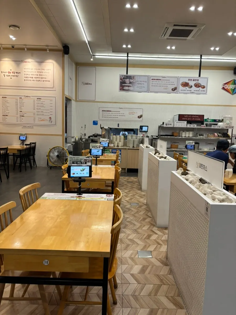 Tables inside Jinsim Wang Donkkaseu Cheomdan