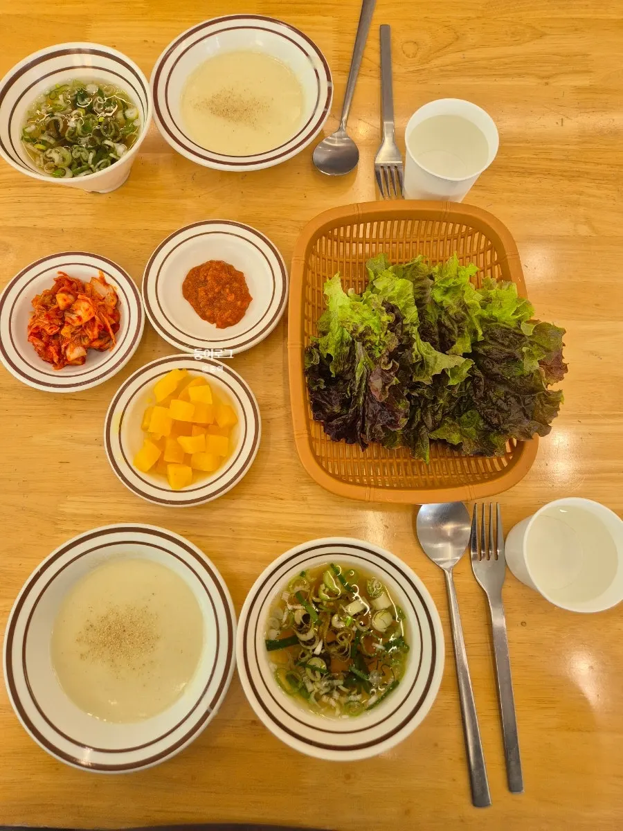 다양한 돈까스 메뉴가 적힌 메뉴 안내