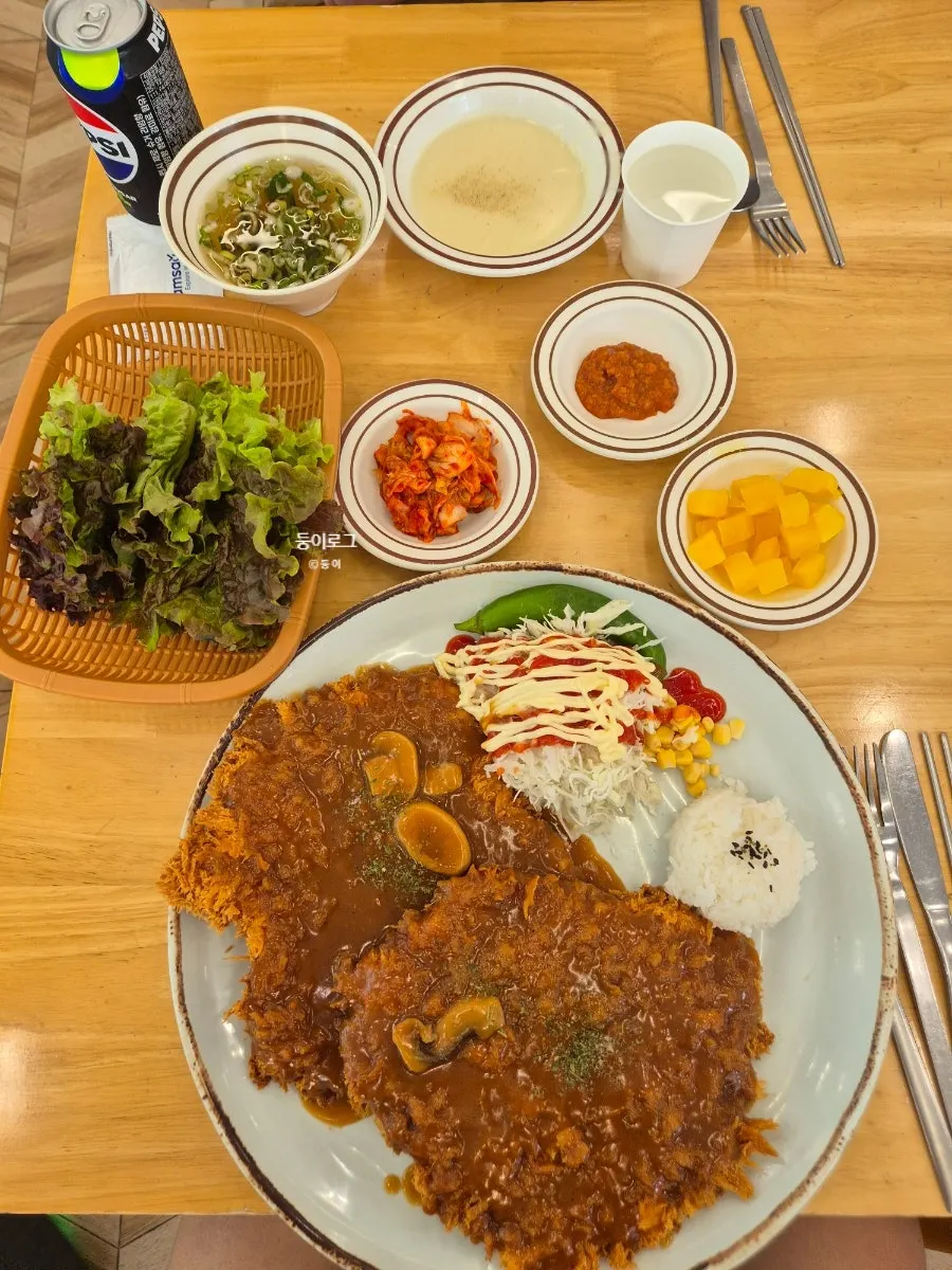 스프·장국·단무지·김치와 쌈 야채가 있는 셀프코너