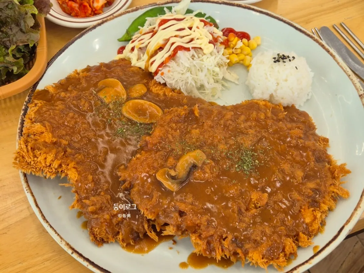 둘이 하나씩 주문한 왕돈까스와 생선까스 상차림