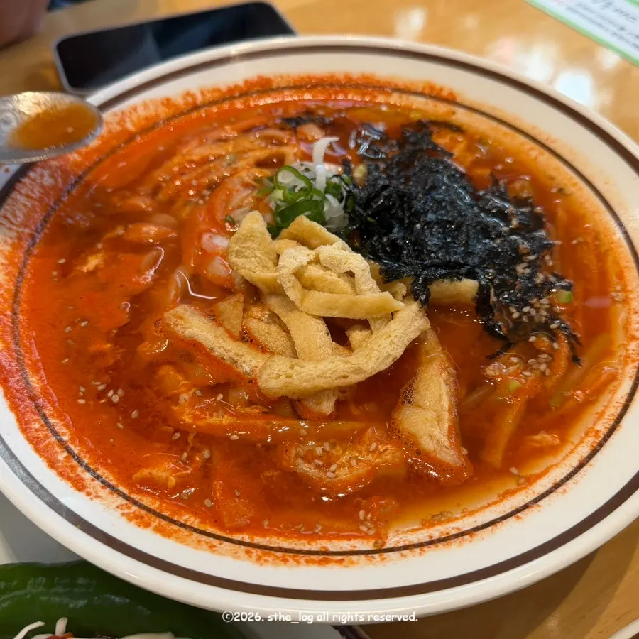 진심왕돈까스와 얼큰 멸치 칼국수 상차림